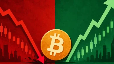 Bitcoin coin between a red downward arrow and a green upward arrow.