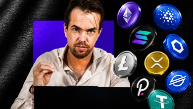 Crypto analyst Michaël van de Poppe next to floating altcoin tokens.
