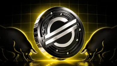 Stellar coin between two charging market bulls.